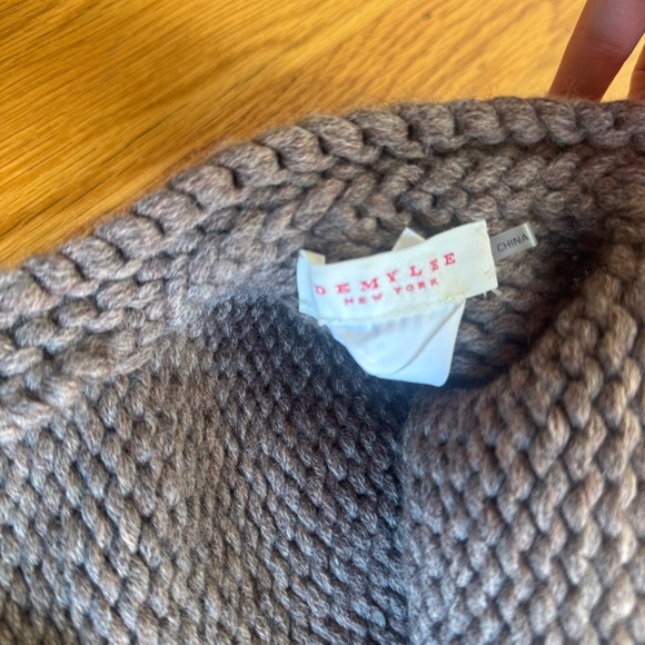 DemyLee Soft (merino?) wool hat hardly worn - Picture 2 of 3